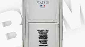 Le tag retrouvé le 23 novembre 2024 sur la porte de la mairie d'Allonville, dans la Somme.