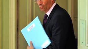 Les dirigeants du parti présidentiel se sont efforcés lundi d'alléger la pression subie par le ministre du Travail Eric Woerth (photo), mis en cause par l'opposition pour des conflits d'intérêt, notamment dans l'affaire Liliane Bettencourt. Xavier Bertran