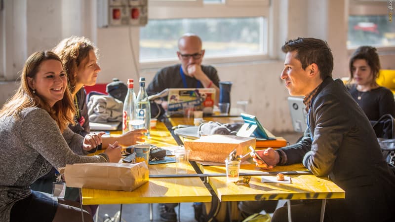 Les jeunes mangent moins avec leurs collègues: "Certaines pauses déjeuner, aucun mot n'est échangé"