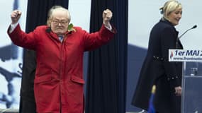 Jean-Marie Le Pen, vendredi 1er mai, s'est invité sur scène, devant sa fille Marine.