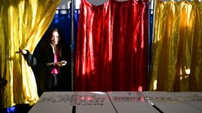 Une femme vote le dimanche 24 novembre 2024 à Bucarest, lors de l'élection présidentielle roumaine. PHOTO D'ILLUSTRATION