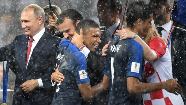 Kylian Mbappé et Emmanuel Macron dimanche lors de la remise de la coupe du monde.