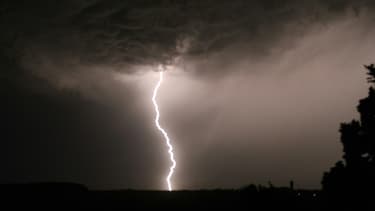 Après une atténuation des orages forts par le Sud-Ouest au cours de la nuit, la journée de samedi s'annonce encore assez perturbée, selon les prévisions de Météo-France qui a levé son alerte orange