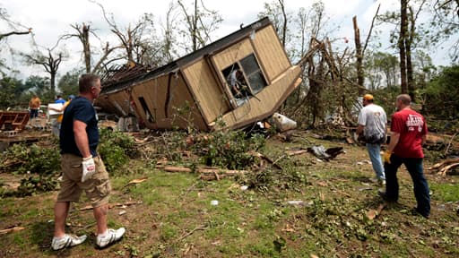 Réveil douloureux pour les habitants de la banlieue d'Oklahoma City: la tornade a tout détruit sur son passage.