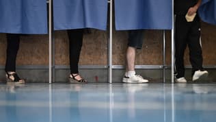 Les électeurs choisissent leur bulletin de vote dans les isoloirs d'un bureau de vote à Martres-Tolosane, pour le second tour des élections régionales françaises, le 27 juin 2021 (photo d'illustration)