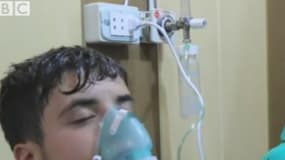Deux hommes dans un hôpital d'Alep après une attaque chimique, en août 2016 (photo d'illustration) - Capture BBC