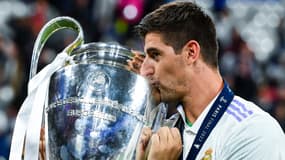 Thibaut Courtois soulevant la première Ligue des champions de sa carrière le 28 mai 2022 au stade de France après la victoire du Real Madrid sur Liverpool (1-0). 