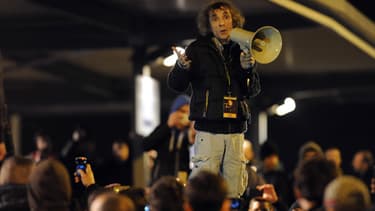 Jacky Sigaux, le manager de Dieudonné, annonce au public l'annulation du spectacle à Nantes.