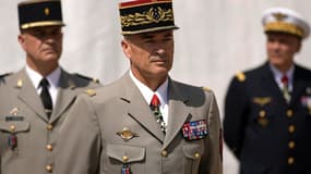 Le général Thierry Burkhard assiste à la cérémonie de l'Adieu aux armes dans la cour des Invalides organisée pour le départ de Francois Lecointre, à Paris le 21 juillet 2021