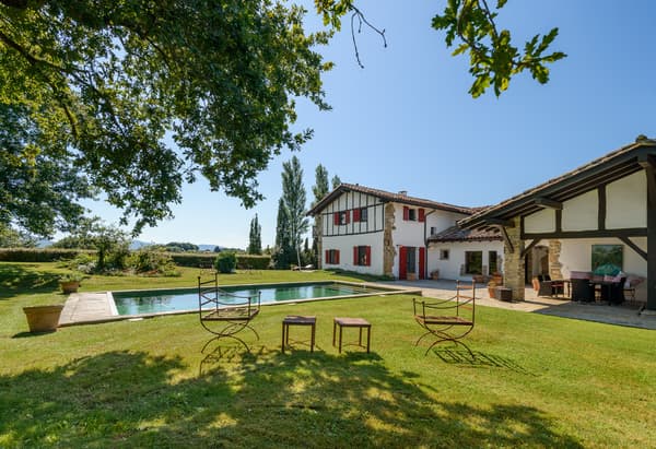 Cette ferme avec une architecture typique de la région basque a été vendue environ 2 millions d'euros à Saint-Pée.