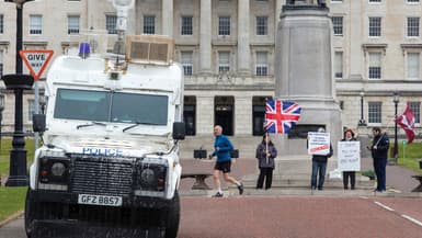 Un véhicule de la police est stationné devant le Parlement d'Irlande du Nord, à Belfast le 8 avril 2021.