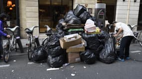 Les poubelles s'amoncellent dans les rues de Paris