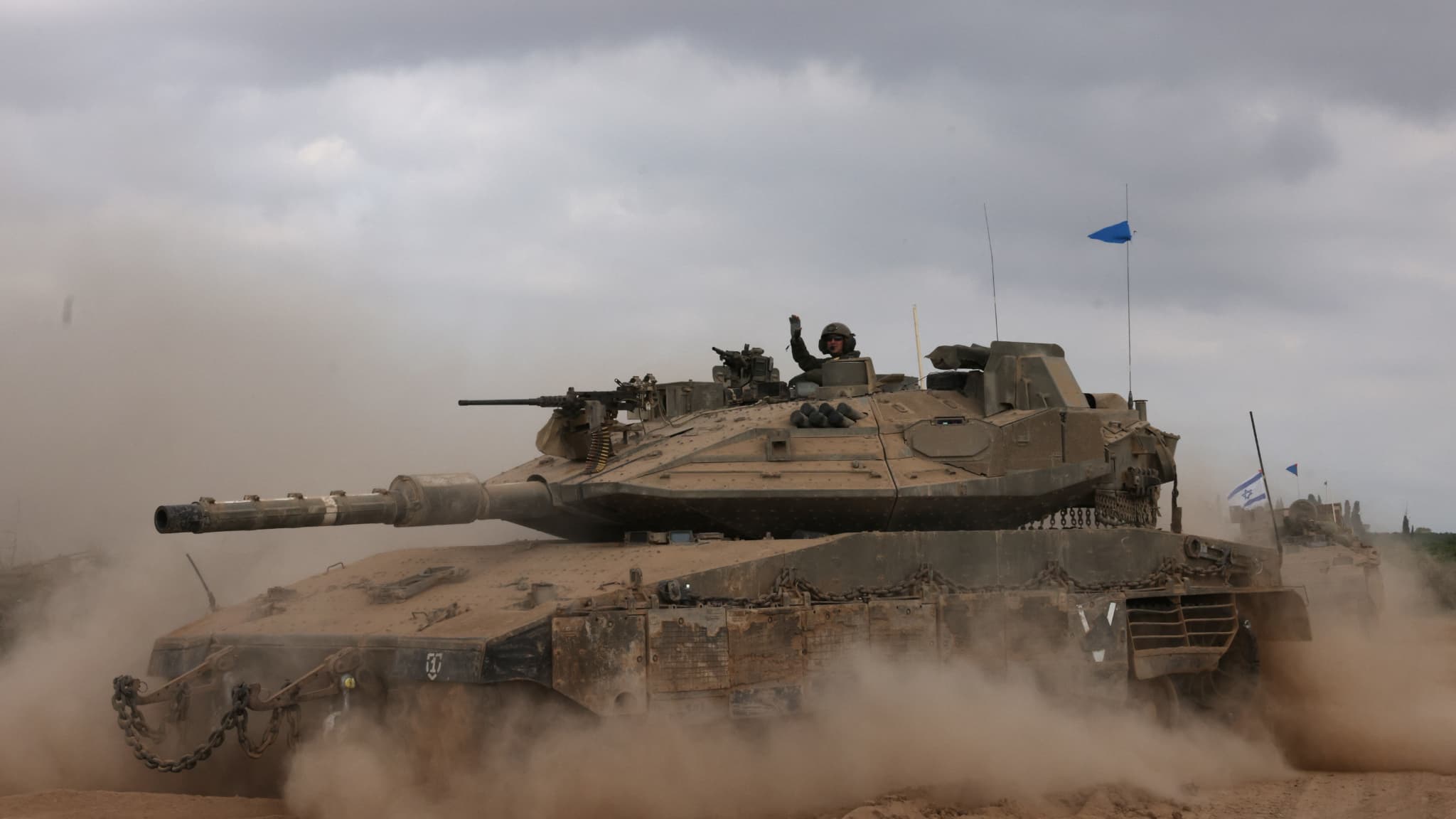 Un char de l'armée israélienne circule dans une zone proche de la frontière sud d'Israël avec la bande de Gaza le 6 octobre 2024. 