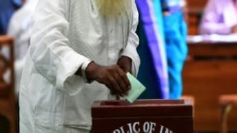 Un parlementaire indien vote afin d'élire le prochain président du pays, à New Delhi le 17 juillet 2017 Un parlementaire indien vote afin d'élire le prochain président du pays, à New Delhi le 17 juillet 2017