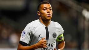 Kylian Mbappé avec le brassard lors de la préparation du PSG, en juillet 2022