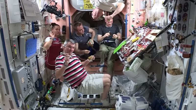 Les astronautes de la Nasa en pleine dégustation à bord de la Station spatiale internationale.