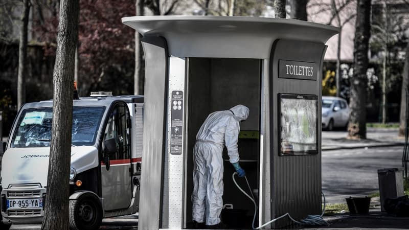 Des toilettes publiques désinfectées.