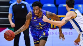Stan Okoye (en bleu) avec Gran Canaria en mars 2021