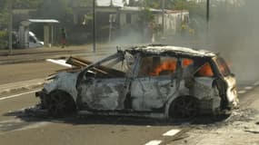 Une voiture en feu dans une rue de Fort-de-France, en Martinique, le 17 septembre 2024