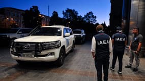 Des membres d'une équipe d'inspection de l'Agence internationale de l'énergie atomique (AIEA) se tiennent devant l'hôtel Hyatt à Kiev, le 31 août 2022, avant leur départ pour la centrale nucléaire de Zaporizhzhia, tenue par les Russes, dans le sud de l'Ukraine. 