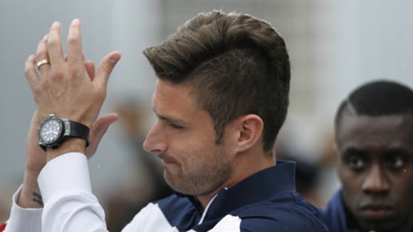 Olivier Giroud et ses coéquipiers ont remercié les supporters venus les attendre à l'aéroport du Bourget. Olivier Giroud et ses coéquipiers ont remercié les supporters venus les attendre à l'aéroport du Bourget.