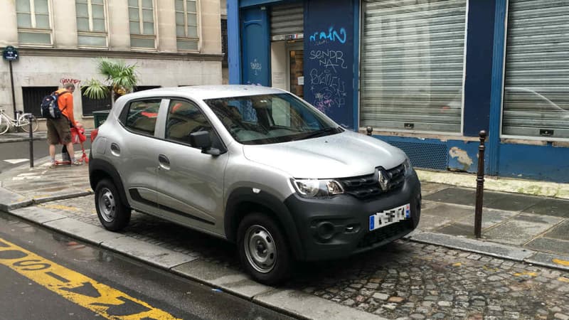 Renault a développé la citadine low-cost Kwid spécifiquement pour le marché indien, où elle fait un carton. Elle sera bientôt commercialisée aussi au Brésil, et dans d'autres marchés. En voir une dans les rues de Paris n'est donc pas monnaie courante.