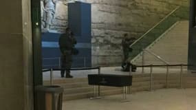L'agresseur présumé de l'attaque du Louvre au sol, entouré de militaires.