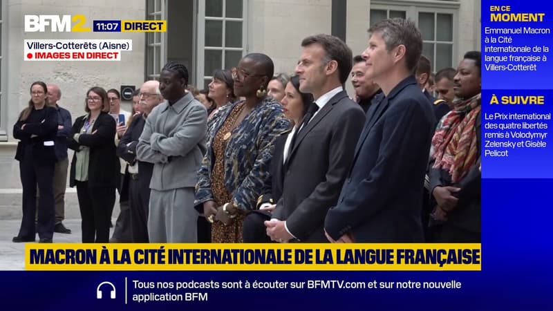Emmanuel Macron assiste à la lecture d'un texte à voix haute, à la Cité internationale de la langue française