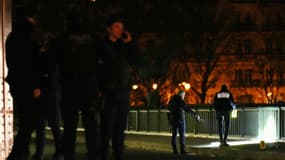 Des policiers qui travaillent sur la scène de l'attentat de Paris le 2 décembre 2023