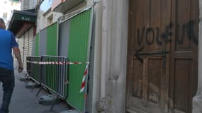 Plusieurs tags antisémites découverts le samedi 19 août 2023 sur la devanture d'un restaurant casher à Levallois-Perret.