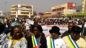 Manifestation de protestation vendredi dans les rues de Bangui encerclée par les rebelles de la Seleka. Les habitants de la capitale de la République centrafricaine ont commencé à faire des réserves ou à plier bagages, sur fond de grandes manoeuvres diplo
