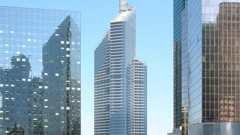 La tour First culminant à 231 mètres dans le quartier de la Défense