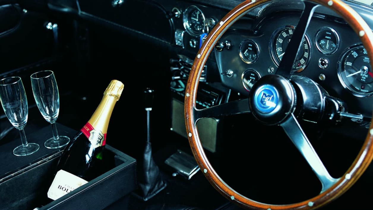 L'intérieur de la DB5 avec son espace réservé à la bouteille de champagne. L'intérieur de la DB5 avec son espace réservé à la bouteille de champagne.