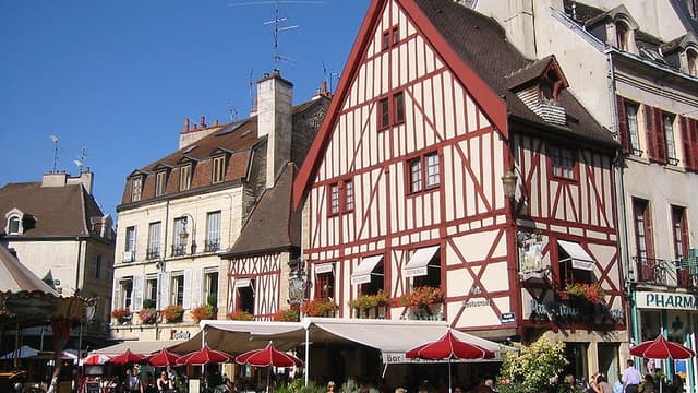 Place François Rude, dans le centre de Dijon