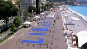 Un message géant a été installé sur la Promenade des Anglais, en hommage aux victimes de l'attentat de Nice.