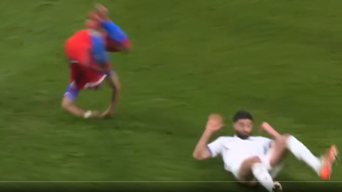 Le tacle à retardement de Samuel Gigot sur Cadu lors de Plzen-Lazio (1-2, Ligue Europa), le 6 mars 2025 Le tacle à retardement de Samuel Gigot sur Cadu lors de Plzen-Lazio (1-2, Ligue Europa), le 6 mars 2025