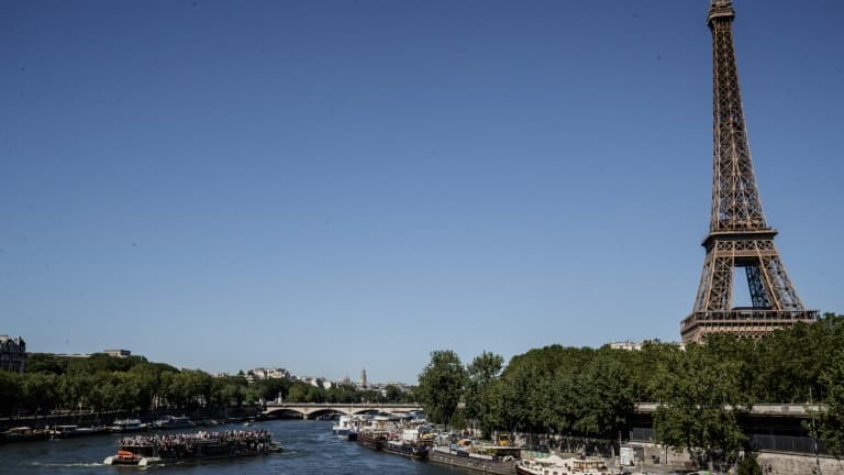 Un bateau de touristes navigue sur la Seine près de la Tour Eiffel le 13 juin 2021 à Paris