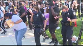 Au Nebraska, des policiers partagent quelques pas de danse avec des manifestants