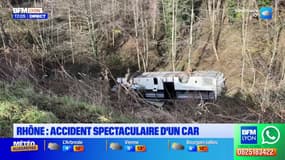 "Les victimes ont eu de la chance": un bus se renverse dans un fossé à hauteur de Saint-Martin-en-Haut
