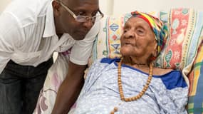 Eudoxie Baboul, 113 ans, avec son petit-fils, le 22 mai 2015.