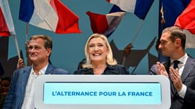 Marine Le Pen, entourée de Louis Aliot (à gauche) et Jordan Bardella (à droite), devant l'université d'été du Rassemblement national à Agde (Hérault) le 18 septembre 2022. Photo d'illustration