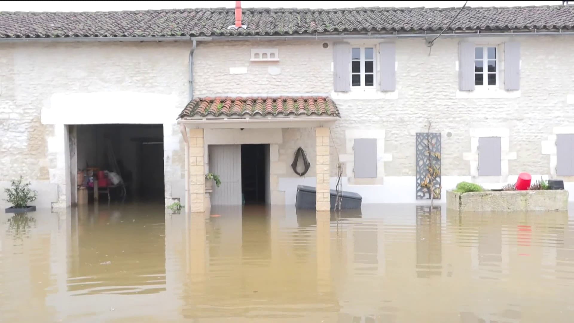 La maison du maire de Saint-Laurent-de-Cognac (Charente) inondée par les crues, le 16 décembre 2023.