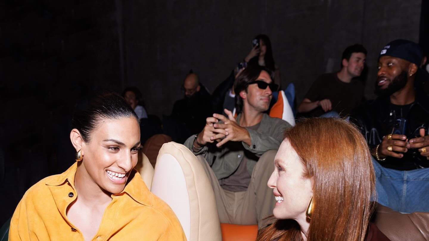Imane Khelif et l'actrice Julianne Moore, show Bottega Veneta Imane Khelif et l'actrice Julianne Moore, show Bottega Veneta