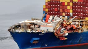Le porte-conteneurs Dali renfloué et remorqué dans le port de Baltimore le 20 mai 2024