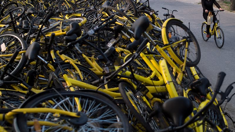 En Chine, l'essor rapide des vélos en libre-service a entraîné un chaos auquel les autorités souhaitent mettre fin. 