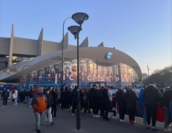 Des supporters parisiens devant le Parc des Princes avant PSG-Bayern