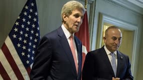 Mevlut Cavusoglu (droite) en compagnie du Secrétaire d'Etat américain John Kerry