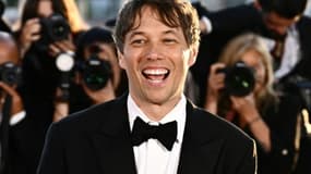 Le réalisateur américain Sean Baker pose après avoir remporté la Palme d'or au Festival de Cannes, le 25 mai 2024 