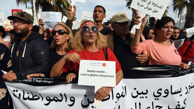 Des Tunisiens manifestent pour demander la modification des lois régissant l'héritage, le 10 mars 2018 à Tunis.