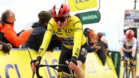 Jonas Vingegaard avec la lèvre en sang à l'arrivée de la 5e étape de Paris-Nice, le 13 mars 2025
